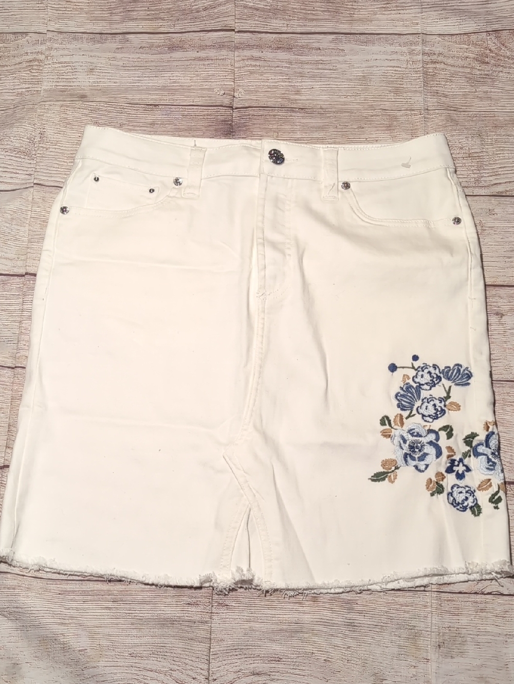 Sevevn7 Women's White Blue Floral Embroidered Raw Hem Size 10 Denim Mini Skirt